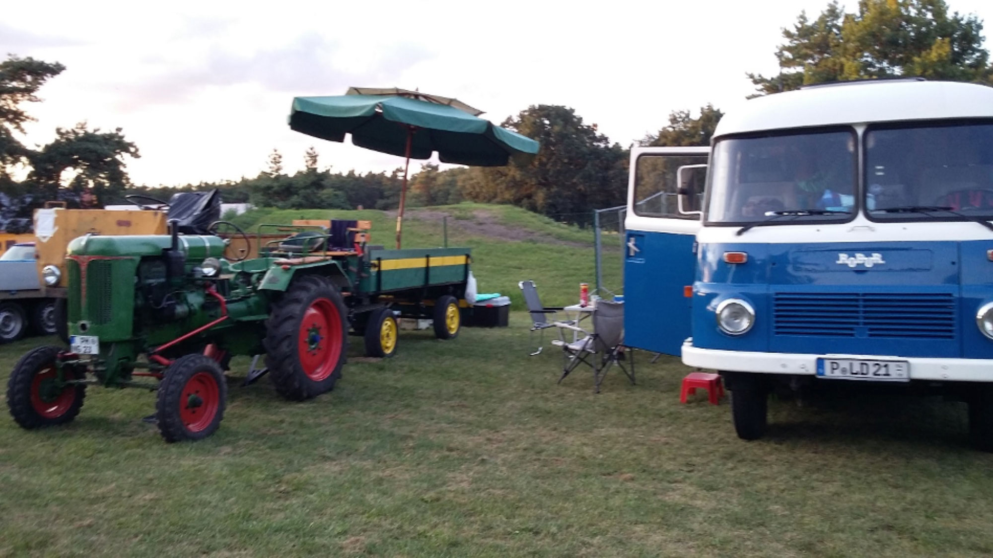 Traktor und Anhänger, hier auf dem Trecker-Treffen-Trechwitz.