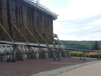 Das Klöppelwerk von der Saale über mehrere hundert Meter bis zur Soleanlage in Bad Kösen Das Klöppelwerk von der Saale über mehrere hundert Meter bis zur Soleanlage in Bad Kösen