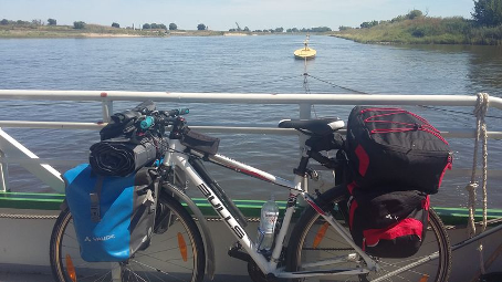 Die Elbe, ein letztes Mal bei Aken übersetzen Die Elbe, ein letztes Mal bei Aken übersetzen